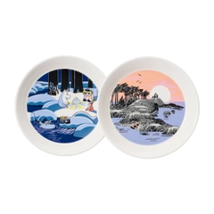 Plate 19cm Snow Lantern & Moomin's Day 2-set - Collector’s plates 2023. Moomin’s Day 2018: Moomintroll is snuggled up in his mother’s arms, both enjoying a ... Woken up from hibernation, Moomintroll learns to understand winter.