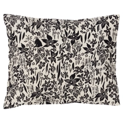 Putevar 50x60cm, Lilja svart/hvit - Sov godt i et blomstrete, svarthvitt mønster som matcher Hemulen-koppen 2023. Illustrasjonen kommer fra fortellingen om når Mummifamilien legger ut på sitt første eventyr – og oppdager ...