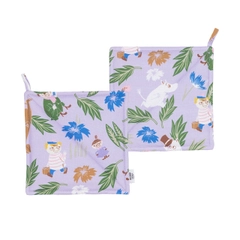 Mummi gryteklut sett lilla 22x22cm 2-pk - Våren har kommet til Mummidalen! Beboerne i dalen kan ikke vente med å nyte den blomstrende naturen de har rundt seg. Blomsterdetaljene understreker Mummitrollenes sterke tilhørighet til ...