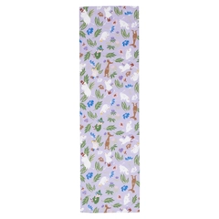 Bordløper lilla 40x140cm - Våren har kommet til Mummidalen! Beboerne i dalen kan ikke vente med å nyte den blomstrende naturen de har rundt seg. Blomsterdekoren understreker Mummitrollenes sterke tilhørighet til ...