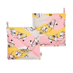 Mummi gryteklut sett 22x22cm Familietid - Ikke brenn potene! De morsomme kjøkkentekstilene i Familietid-serien har et eventyrlig motiv som passer perfekt til alle kjøkkeneksperimenter.