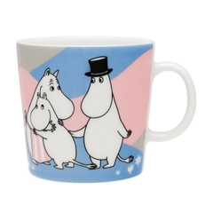 Kopp 0,4L Endelig hjemme - Etter å ha vært borte fra hverandre i lang tid blir mummifamilien endelig gjenforent i sitt nye hjem. Kolleksjonen Endelig hjemme feirer Mummitrollets 80-årsjubileum og åtti år med Tove ...