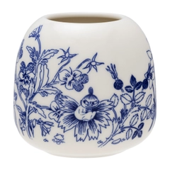 Vase 100x95mm Haru - Den harmoniske blå og hvite Haru-kolleksjonen er en ode til Tove Janssons liv og virke. Illustrasjonene er inspirert av kranser tegnet av kunstneren selv for å feire floraen på øya.