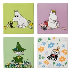 Glassunderlag 4pk Klassikere resirkulert - Tilfør hjemmet et snev av mummimagi med et sett med glassunderlag laget av resirkulert keramikk, med illustrasjoner fra Moomin Arabia Klassiker-kolleksjonen.