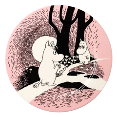Serving plate 30cm Love 30 - The Love 30 serving plate showcases a sweet encounter between the sweethearts, Moomintroll and ... The two like to play and spend time together, but their relationship is also romantic.
