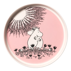 Pie dish 28cm Love 30 - The Love 30 pie dish features Snorkmaiden and Moomintroll hugging. The two like to play and spend time together, but their relationship is also romantic.